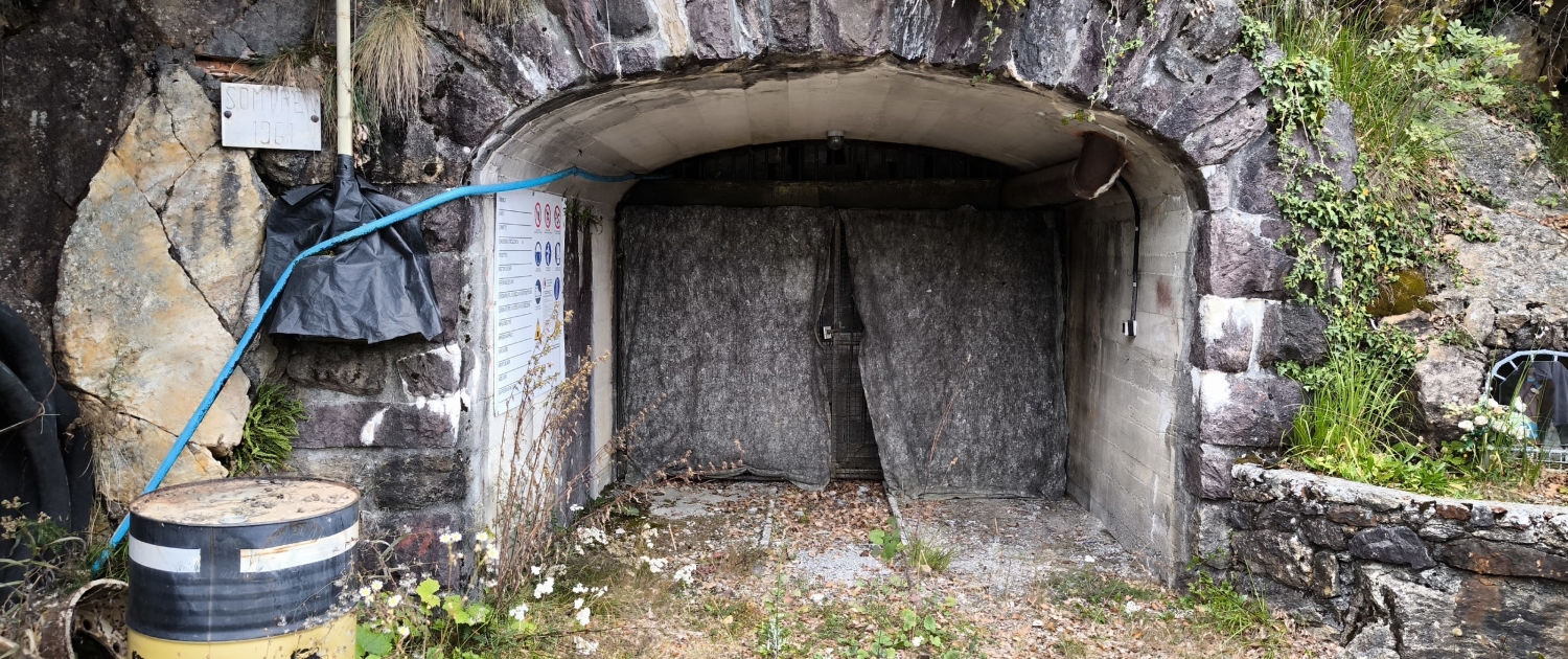 Portale di accesso all'area di ricerca mineraria "Novazza" a Valgoglio, Bergamo.