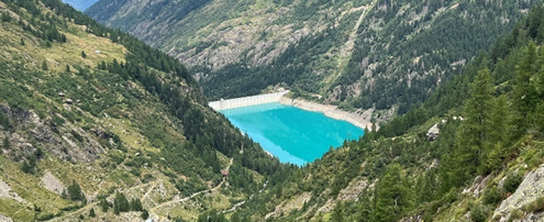 Vista panoramica della valle con il Lago di Scais nel progetto di ricerca mineraria Val Vedello, comune di Piateda, Sondrio.