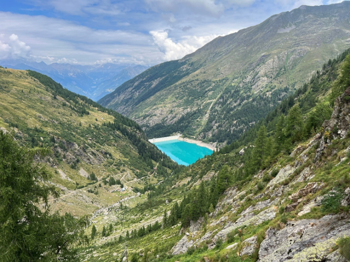Vista panoramica della valle con il Lago di Scais nel progetto di ricerca mineraria Val Vedello, comune di Piateda, Sondrio.