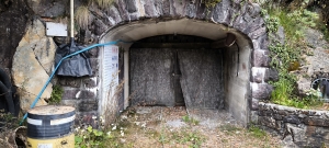 Portale di accesso all'area di ricerca mineraria "Novazza" a Valgoglio, Bergamo.